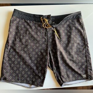 Men's Billabong Board Shorts Multicolor Diamond 38 Surf Beach Vibrant Sunday